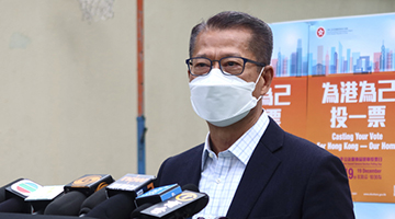 陈茂波现身香港仔票站 吁市民把握机会积极投票