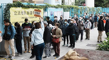 多票站市民踊跃投票 长者大赞“关爱队”便利