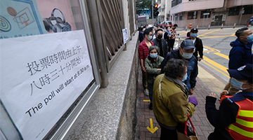 市民不畏寒流踊跃投票 多票站现人龙