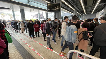 内地港人积极返港投票　莲塘口岸“打蛇饼”