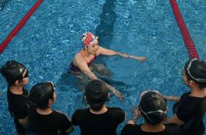 冠军进校园活动持续开展 游泳冠军当教练