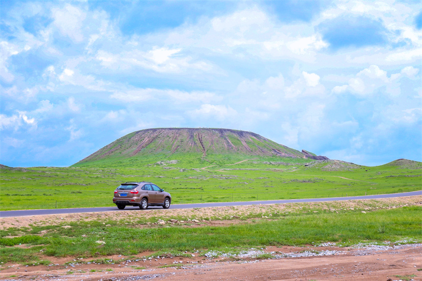 在乌兰察布，与草原和火山对话