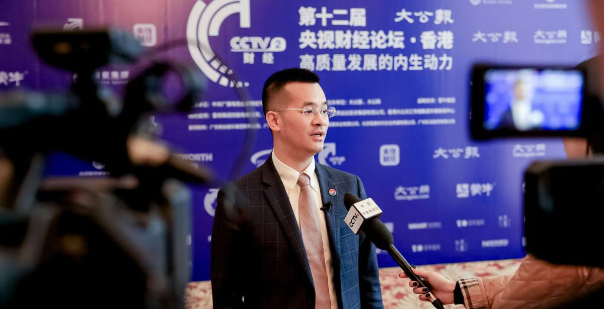 雷根集团控股有限公司总经理李金龙接受记者采访