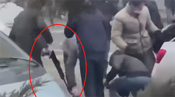 哈萨克斯坦不明人员发放枪支 抗议者哄抢