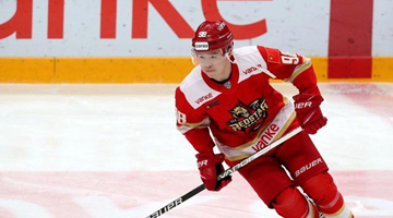 中国男子冰球队冬奥首秀 英达：终于等来儿子为国拼搏