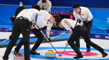 中国男子冰壶队拿下首胜！