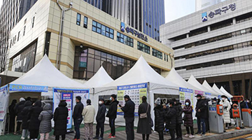 韩国单日新增确诊病例首次突破八万例