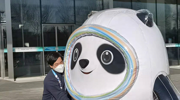 “义墩墩”含泪告别冰墩墩