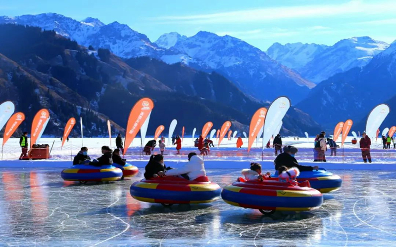 积雪未融 冬景犹存，来新疆天山天池享受最后的冰雪欢乐吧！