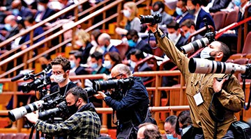 政府工作报告提出：婴儿照护费可减税 完善三孩政策措施