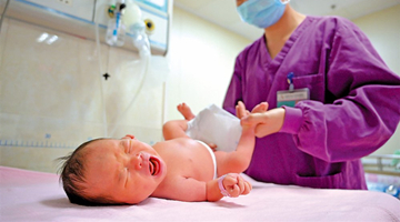 谢茹委员反问记者：国家要怎么做 你才愿意生二孩？