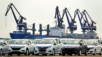 外媒热议中国两会 “稳中求进”成关键词