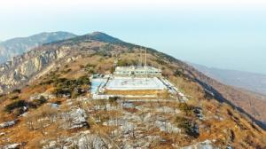 嵩山之巅观天人