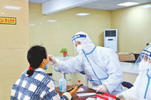 抗击疫情 为群众做核酸检测采样