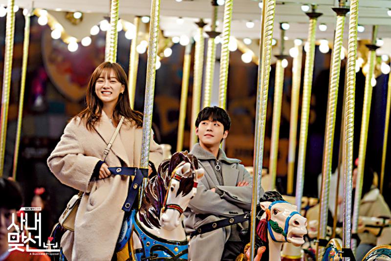 热播韩剧/《社内相亲》：“旧曲新唱”的诚意