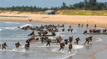 东部战区在台岛以东和西南海空域实兵演练
