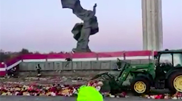 拉脱维亚胜利日鲜花被铲 民众重新摆满广场高唱喀秋莎