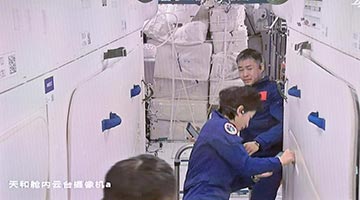神舟十四号乘组首日“开工” 进天舟搬粮食