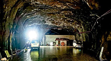 无惧敌机轰炸 桂林岩洞办报