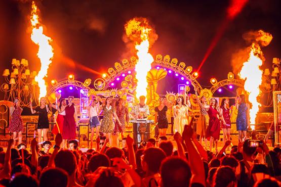 郑州夜经济消费火爆 电影小镇“夏日狂欢夜”助力