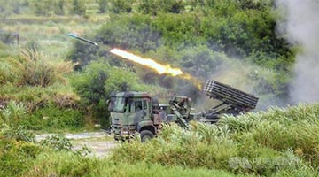 台军“雷霆2000”火箭炮发射中意外爆炸 全车炸毁