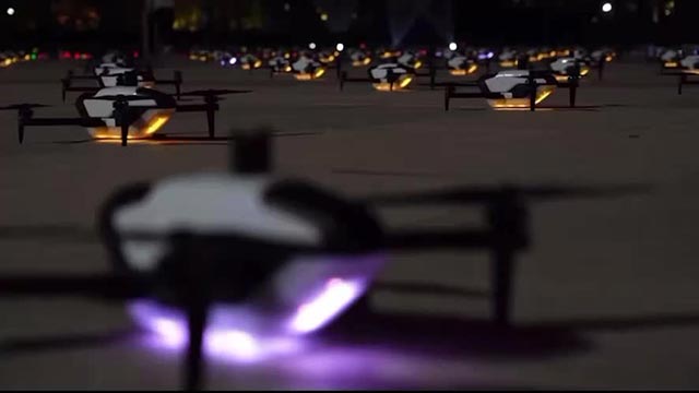 庆回归 | 大湾区青总办无人机3D秀 祝福标语点亮夜空