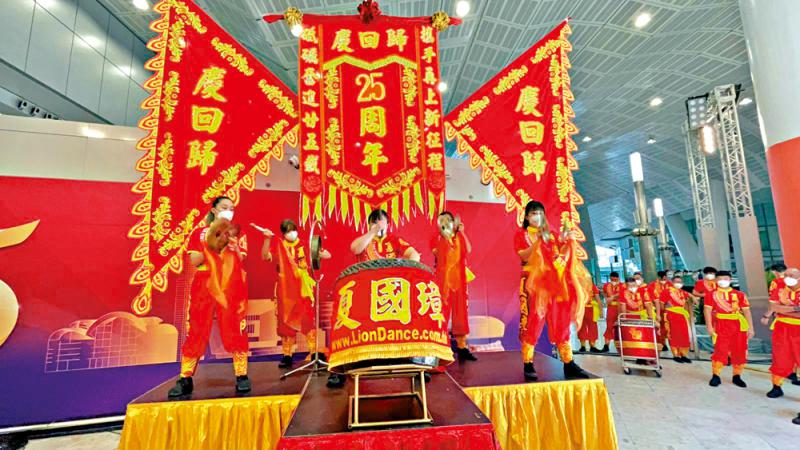 庆祝回归25周年 | 龙狮团女将：见到总书记 我们很兴奋