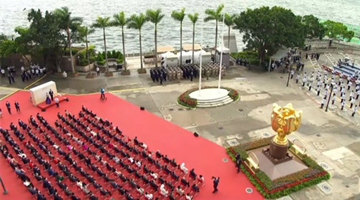 庆回归升旗礼金紫荆广场举行 护旗方队以中式步操进场