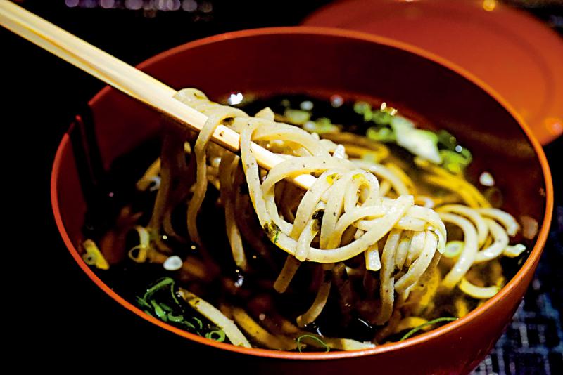 ﻿饮馔短歌/荞麦面寻常之物华丽上桌\吃吃君