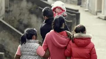 广西超生孩被抱走“调剂” 多人停职