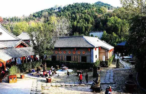 一座古朴与现代交融的风情古镇
