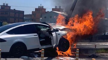 林志颖开特斯拉自撞桥墩 车辆烧成火球 父子受伤送医