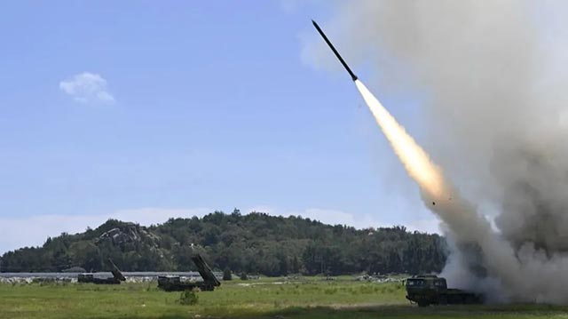 现场画面！东部战区在台湾海峡实施远程火力实弹射击