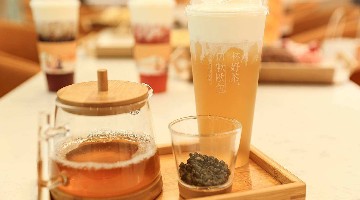 奈雪的茶：上半年经调整净亏损约2.3亿元至2.7亿元，6月已实现盈利
