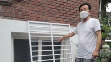 中国男子暴雨中勇救韩国老夫妇 韩媒：救人于危难的义士