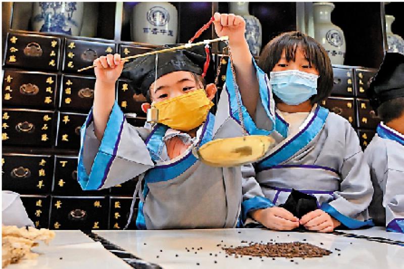 ﻿趣趣地/小朋友化身中医师