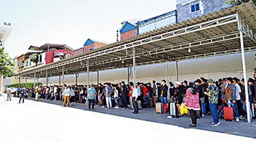 ﻿印尼警察在机场拦包机 救出642“猪仔”