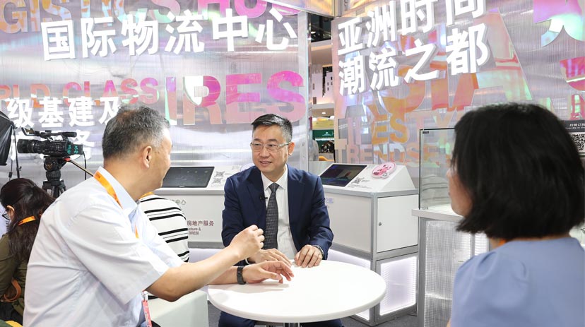 香港贸发局内地总代表钟永喜向观众介绍相关信息