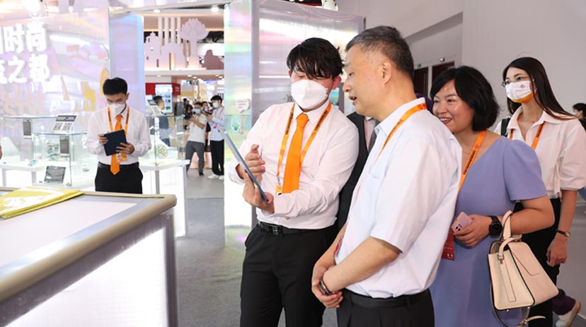 观众参观香港馆展示的作品