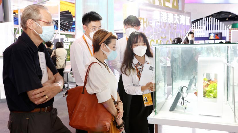 观众参观香港馆的展品