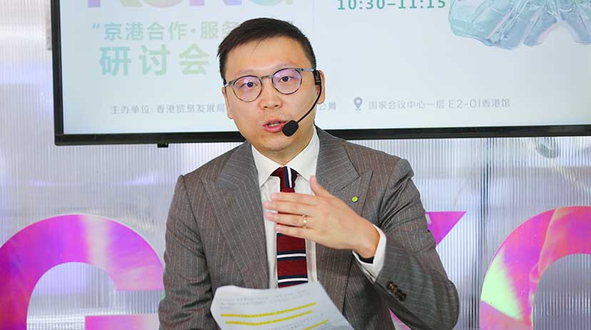 德勤中国财务咨询合伙人胡毅飞在香港馆接受采访