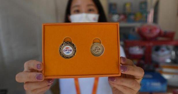 工美见证服贸会 纪念徽章再显国礼品质