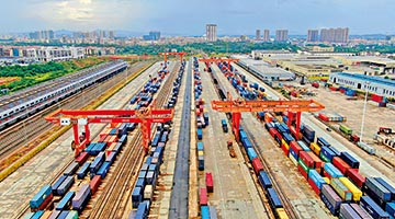 中国外贸强韧首八月出口大升14% 专家：完整产业链支撑