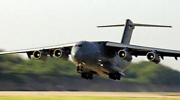 “双20”列阵长空 接迎志愿军英烈回家