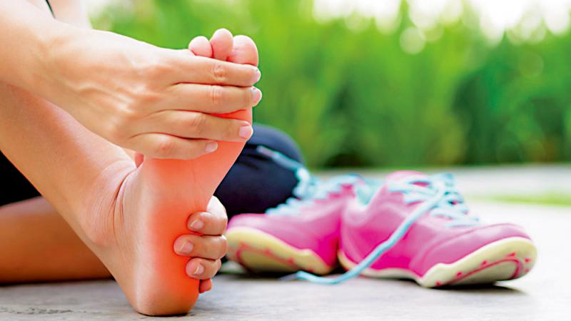 ﻿中医．生活/过度牵拉 足底筋膜易发炎