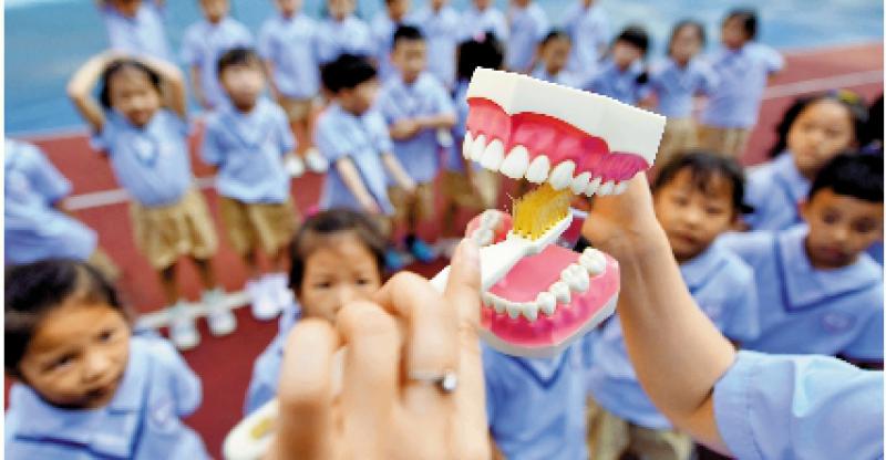 ﻿趣趣地/护齿从小做起