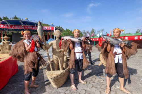 丹江漁民支大鍋燒魚湯共慶豐收