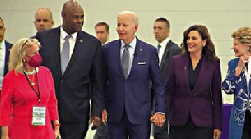 拜登牵手女州长 姿势怪异惹议