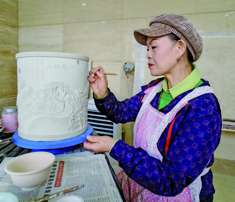 工艺美术大师曹爱勤：怀赤子之心 瓷上雕刻中国