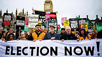 多重打击致英国崩溃 伦敦爆大规模示威